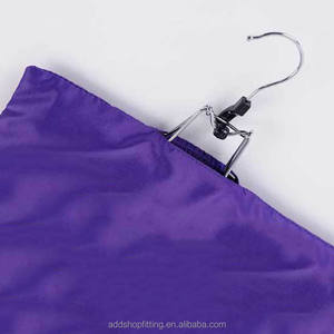 Bolsa de satén para extensiones de cabello Astrid de 29 x 60 cm, plegable, con logotipo personalizado, ecológica, duradera, lavable, reutilizable, con seguridad para colgar. - Product Image 5