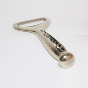 Décapsuleur vintage en chrome argenté en forme d'épinglette, design métallique robuste, accessoire de bar original et unique - Product Image 3