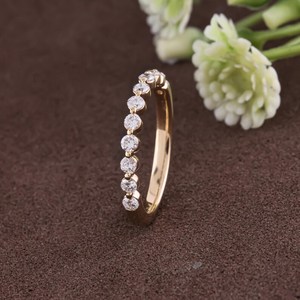 Bague minimaliste empilable en or rose 14 carats avec diamant rond de laboratoire, bijou fin pour femme, cadeau pour mariage - Product Image 2