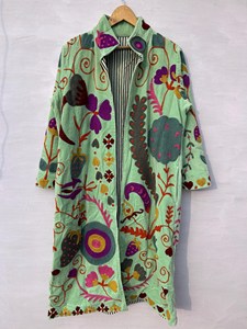 Chaqueta larga vintage de terciopelo verde menta Suzani bordada con diseño floral, manga larga, ropa de abrigo de invierno para mujer - Product Image 3