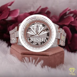 Montre-bracelet de luxe pour femme, design indien, en acier inoxydable or rose, montre tendance disponible à la vente - Product Image 1