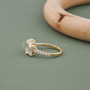 Bague en diamant de synthèse au design tendance, taille émeraude, or jaune, trois pierres, bijoux fins pour femmes - Product Image 3