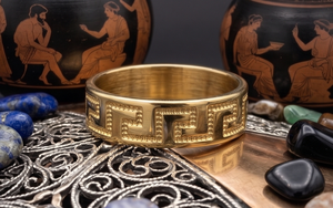 Anillo de banda con diseño de llave griega chapado en oro de 22 quilates clásico para hombre DIVYORO - Product Image 4