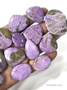 พลอยสติชไทต์สีม่วงธรรมชาติจากออสเตรเลีย รูปทรงและขนาดคละแบบ ขนาดประมาณ 20 ถึง 30 มม. - Product Image 5