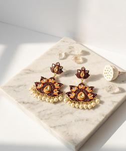 Boucles d'oreilles ethniques plaquées or en forme de fleur avec cristaux et perles d'imitation pour femmes, bijoux de mariage - Product Image 4