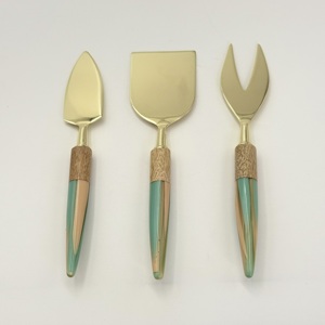 Ensemble de 3 couteaux à fromage de luxe en acier inoxydable doré avec manche en résine, ustensiles de cuisine pour trancher, couper et étaler - Product Image 1