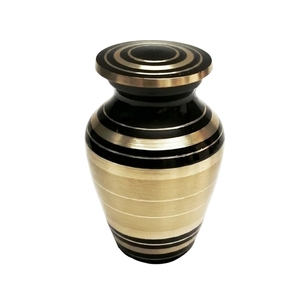 Urne commémorative traditionnelle en laiton brossé - Récipient funéraire noir brillant à rayures horizontales pour les proches - Product Image 4