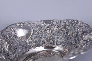 Bol décoratif moderne en argent avec motif ajouré, idéal pour la décoration du salon, la table à manger et les paniers-cadeaux, provenant d'Inde - Product Image 2