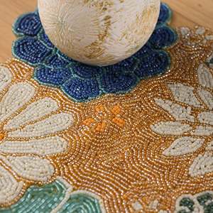 Napperon de table Flora-Exhibit brodé à la main, motif floral vintage moderne, tissé et brodé, décoration de cuisine de luxe avec logo personnalisé pour mariages - Product Image 1