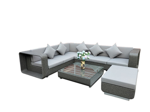Ensemble de canapés en rotin contemporain pour l'extérieur avec coussins gris et table basse en verre pour usage en jardin - Product Image 1