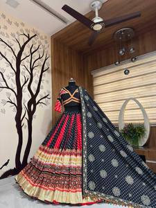 Lehenga Choli de Algodón Muselina Pesado con Bordado de Espejo Real, Completamente Cosido, con Borde de Encaje Lampi y Dupatta con Bordado a Mano de Múltiples Corazones - Product Image 1
