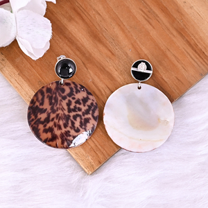 Boucles d'oreilles pendantes en résine avec onyx noir naturel et nacre |   Argent sterling 925 - Product Image 6