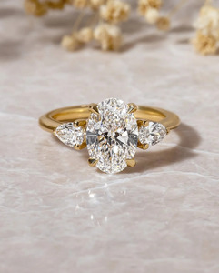Bague de fiançailles en diamant de laboratoire taille ovale, plaqué or, pierres latérales en forme de poire, tendance et classique - Product Image 2