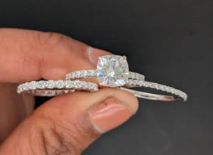 แหวนหมั้นเพชรโมอิสซาไนต์ทรงคุชชั่นคัท 1.65 กะรัต ชุดแหวนสามวงสำหรับผู้หญิง ทองคำขาว 14K แท้ ชุดเจ้าสาวประดับมุกน้ำจืด - Product Image 4