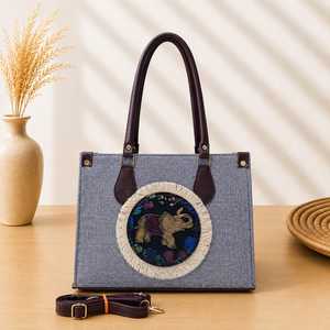 Bolso Tote de PU con Estampado de Elefante Bordado, Correa Ajustable y Cierre de Cremallera para Viajes Diarios - Product Image 1