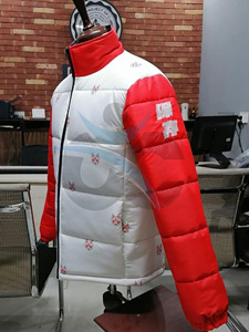 Chaqueta Acolchada de Invierno ORCAFITS, Estilo Moderno, Color Rojo y Blanco, con Bordado de Zorro, Cuello Alto y Cierre de Cremallera - Product Image 3