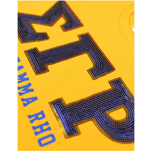T-shirt décontracté SGRho en coton 100% avec patch à sequins dorés et lettres grecques brodées bleues, pour la sororité Sigma Gamma Rho, collection Greek Life Apparel - Product Image 2