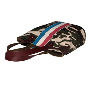 Bolso Tote con Cierre Magnético, Asa de Cuero, Lona Teñida de 12 Oz, Forro de Poliéster y Viscosa, Ribete a Rayas, Estampado de Camuflaje - Product Image 5