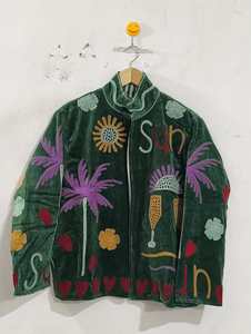 Veste en velours vert brodée Suzani pour femme, faite à la main, motif tropical soleil palmier cœur, style bohème ethnique, vente en gros - Product Image 1