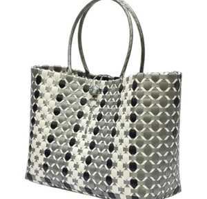 Sac à main et sac fourre-tout décontracté pour femme, style estival tendance, en plastique tressé fait main, tons neutres, pour le shopping - Product Image 2