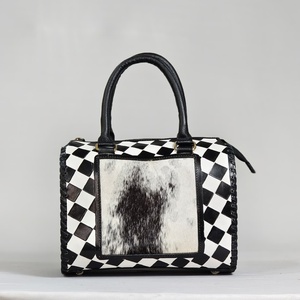 Bolsa de Viaje de Cuero Hecha a Mano de Lujo con Patrón de Diamantes y Panel de Piel de Vaca en Color Negro y Blanco - Product Image 1