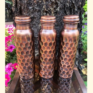 Bouteille d'eau en cuivre taillée au diamant 950 ml, étanche, écologique, compatible lave-vaisselle et micro-ondes, qualité supérieure, faite à la main, vente en gros - Product Image 4