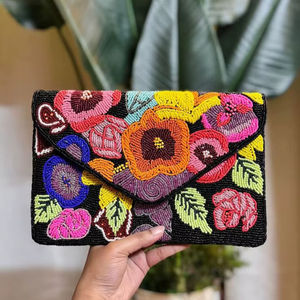 Pochette florale perlée de haute qualité, sac à main enveloppe en perles de rocaille noir multicolore pour femmes, idéal pour soirées et mariages - Product Image 1
