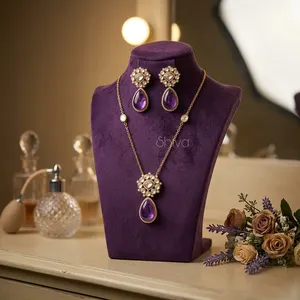 Ensemble collier et boucles d'oreilles tendance et élégant, finition or, avec pendentif chaîne de créateur et pierres AD, idéal pour les mariages et les soirées, pour femmes. - Product Image 1