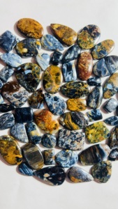 พลอยบลูพีเตอร์ไซต์เกรดท็อป รูปทรงคาโบชอง ลายธรรมชาติ พร้อมเอฟเฟกต์ไฟ  ขายส่งจำนวนมาก พลอยพีเตอร์ไซต์หลายสี - Product Image 4