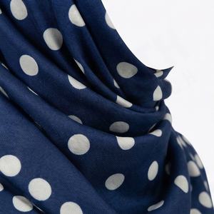 Pañuelo Hijab de Lujo Premium Chic, Vintage, con Doble Costura, Cuadrado, 90x90cm, con Puntos, Suave, Transpirable, Elegante y Estilizado - Product Image 4