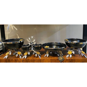 Bol de service rond en métal noir avec revêtement poudré, base décorée de feuilles dorées et argentées, pour aliments et chocolats. - Product Image 1