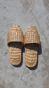 Sandales en jacinthe d'eau naturelle, pantoufles tissées écologiques pour un confort intérieur et extérieur, chaussures artisanales en herbe, vente en gros - Product Image 4