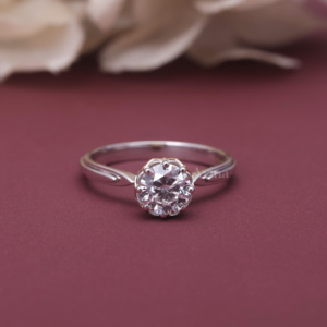 Bague de fiançailles solitaire en diamant cultivé en laboratoire certifié IGI, argent sterling 925 massif, halo caché, pour femme - Product Image 1