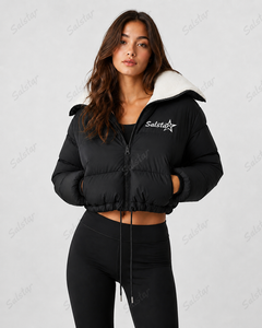 Blouson court matelassé noir pour femme avec capuche en sherpa, doudoune matelassée personnalisée pour l'hiver, manteau court matelassé pour femme OEM/ODM - Product Image 1