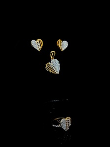 ชุดเครื่องประดับเพชรรูปหัวใจสองสีทองคำ 9K ประกอบด้วยจี้ ต่างหู และแหวน ประกายระยิบระยับตลอดกาล ชุดเครื่องประดับรูปหัวใจสัญลักษณ์แห่งความรักบริสุทธิ์ - Product Image 3