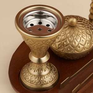 Ensemble brûleur d'encens Bakhoor en laiton arabe avec décor palmier et plateau en bois - Product Image 5