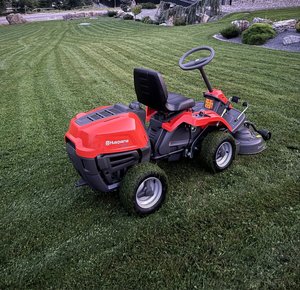 Tondeuse autoportée à essence Husqvarna R112C, largeur de coupe 85 cm, tracteur de jardin, coupe-herbe, machine compacte et puissante - Product Image 2