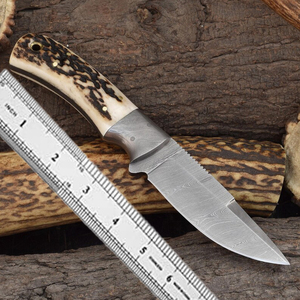 Couteau de chasse artisanal en acier Damas, manche en bois de cerf rouge, étui en cuir - Product Image 1