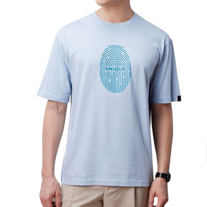 เสื้อยืดพิมพ์ลายผู้ชายคุณภาพพรีเมียมสำหรับส่งออก ทรงทันสมัย เนื้อผ้าเบาสบาย ทนทาน สีสันตามสั่ง มีจำหน่าย - Product Image 1