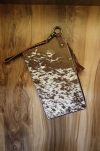 Pochette à main en cuir véritable fait main avec fourrure de vache – Pochette zippée style western marron et blanc avec bandoulière amovible - Product Image 3