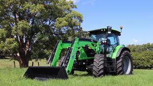 Tracteur agricole Deutz à cabine, robuste, 4x4, moteur diesel, avec cabine de luxe et climatisation, équipement agricole performant - Product Image 2