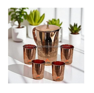 Carafe à eau indienne traditionnelle en cuivre, conçue pour ses bienfaits naturels pour la santé et pour une présentation élégante sur la table. - Product Image 4