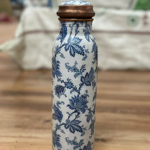 Bouteille d'eau en cuivre à imprimé floral blanc et bleu, anti-fuite, pour le yoga, le sport, le bureau, la salle de sport, la santé et le bien-être, contenant métallique - Product Image 1