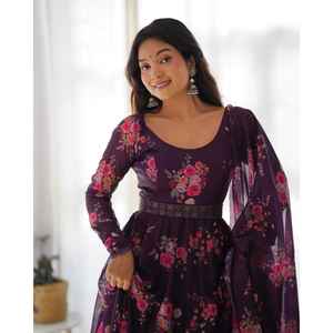 CONJUNTO DE TRAJE ANARKALI DE ORGANZA SUAVE PURO DE COLOR WAINE CON TOTALMENTE COSTURADO DKB 26 - Product Image 2