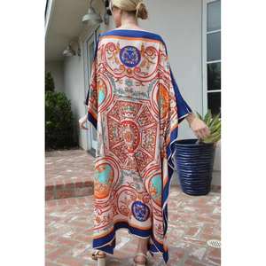 Kaftan léger en soie à motifs floraux pour femme Ethinic Craft Hub, robe de vacances ou paréo de plage, Inde - Product Image 2