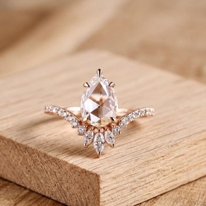 Bague demi-éternité en or massif 10K 14K 18K avec diamants de laboratoire certifiés IGI, couleur DEF, clarté VS VVS, taille poire, taille rose et taille rond, en grappe - Product Image 2