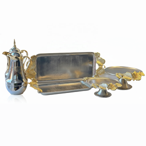 Ensemble de vaisselle en argent et or recyclable, moderne et fait main de qualité supérieure |   Plateaux de service en métal martelé personnalisables Plateaux à gâteaux sur piédestal - Product Image 1