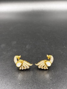 Boucles d'oreilles clous de luxe en argent plaqué or, motif paon, avec diamant taille poire et yeux d'émeraude, pour femme, usage quotidien - Product Image 1