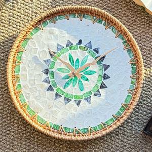 Reloj de pared decorativo tejido a mano con ratán y nácar, de la más alta calidad, para venta al por mayor. - Product Image 1