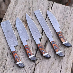 Juego de Cuchillos de Chef de Acero de Damasco de Cinco Piezas Nordic Forge con Mangos de Madera Pakka, Cuchillos de Cocina Hechos a Mano, Afilados y Duraderos, con Espiga Completa - Product Image 1
